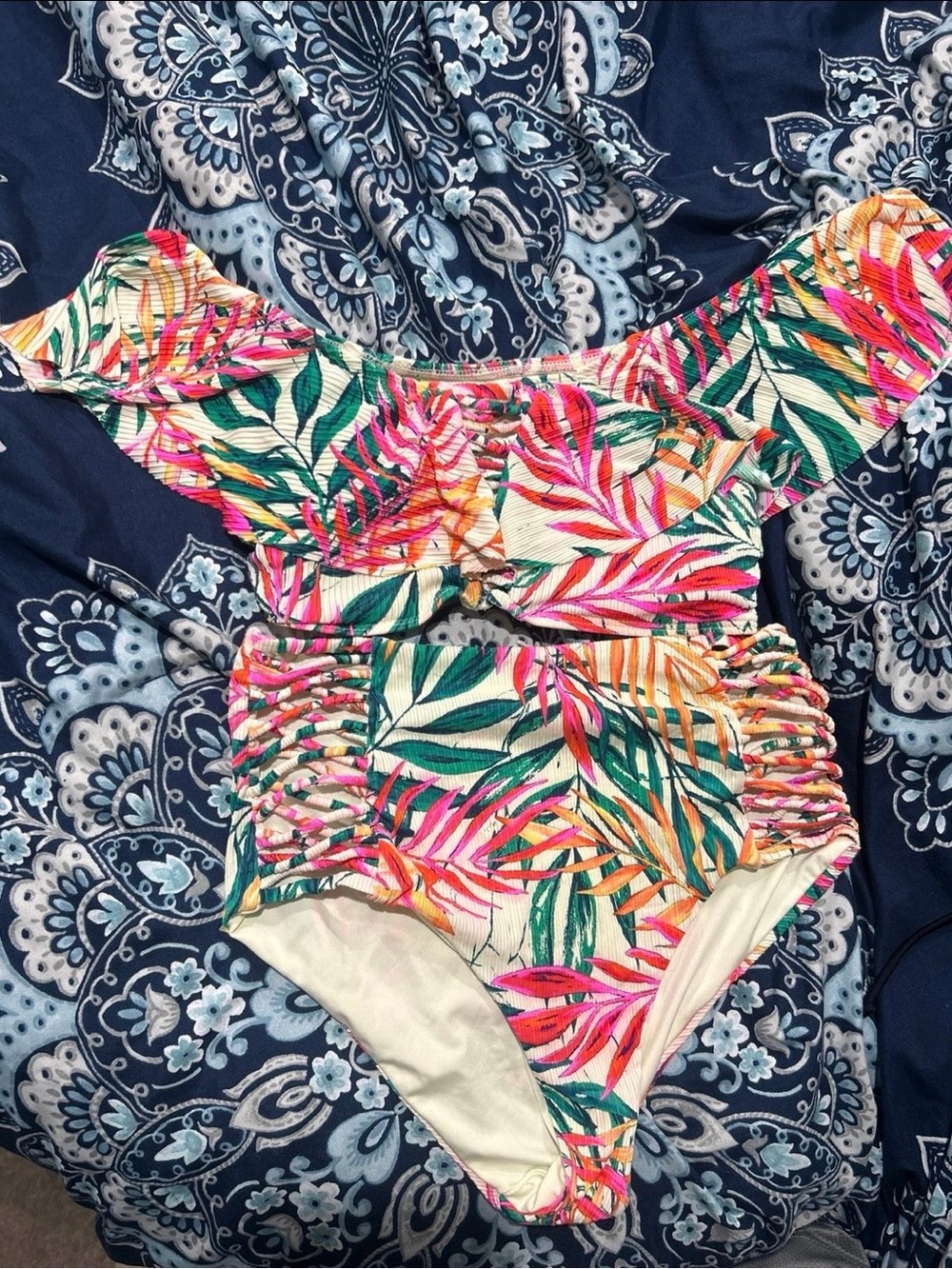 Tropical Off-Shoulder One-Piece Swimsuit in Multicolor Leaf Print